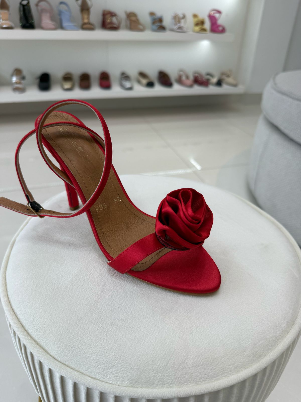 Sandalia rojo con flor